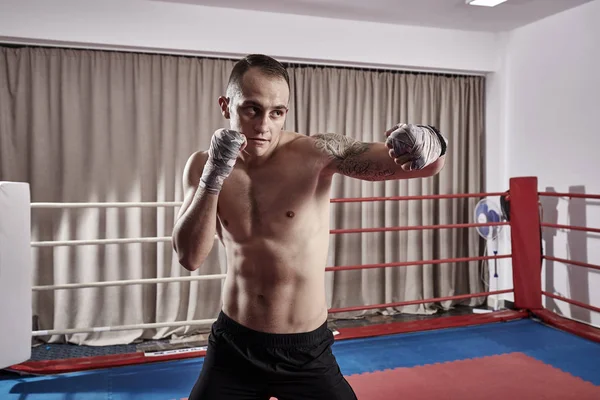 Boxer Fazendo Boxe Sombra Ringue — Fotografia de Stock