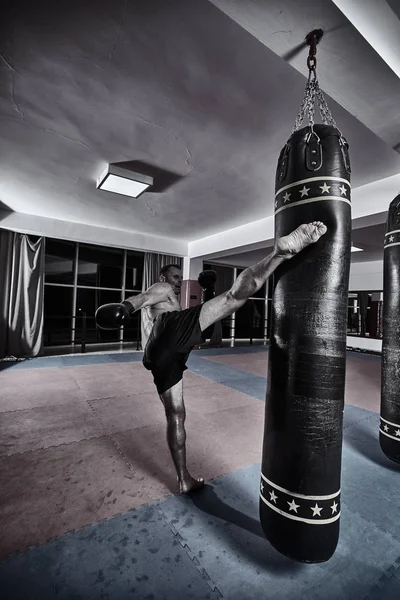 Muay Thai Lutador Batendo Saco Pesado Ginásio — Fotografia de Stock