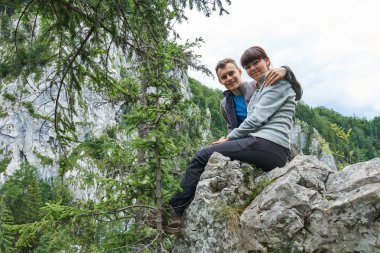 Tatil bir dağ tepe üzerinde genç çift