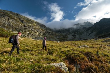 Dağlarda bir iz üzerinde hiking backpackers birkaç