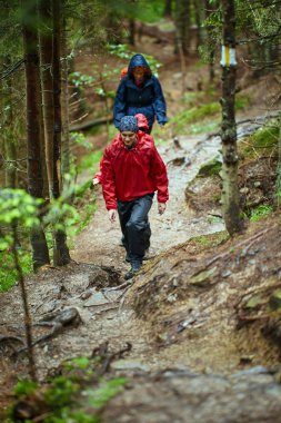 Ormanda hiking trençkotlar insanlarda