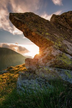 Dağların üstünde güzel gün batımı ile manzara