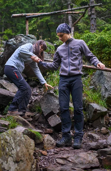 Menschen Urlaub Wandern Auf Wanderwegen Den Bergwald — Stockfoto