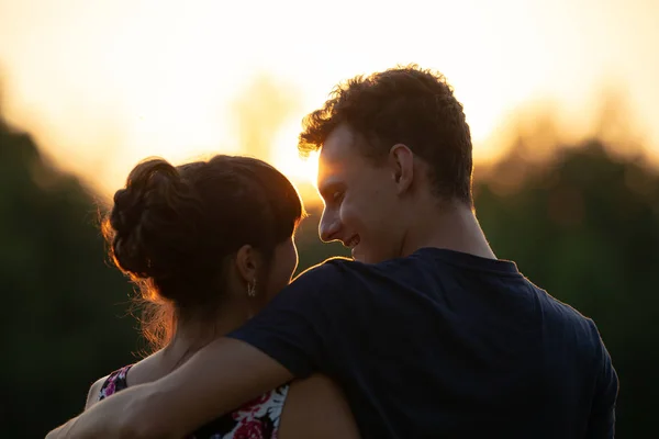 Jeune Couple Coucher Soleil — Photo