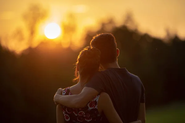 Pasangan Muda Sunset — Stok Foto