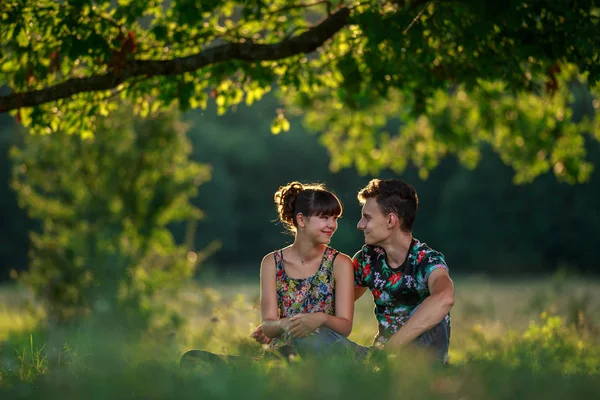 Jovem Casal Sentado Debaixo Uma Árvore — Fotografia de Stock