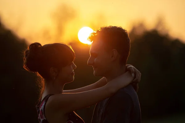 Jeune Couple Coucher Soleil — Photo