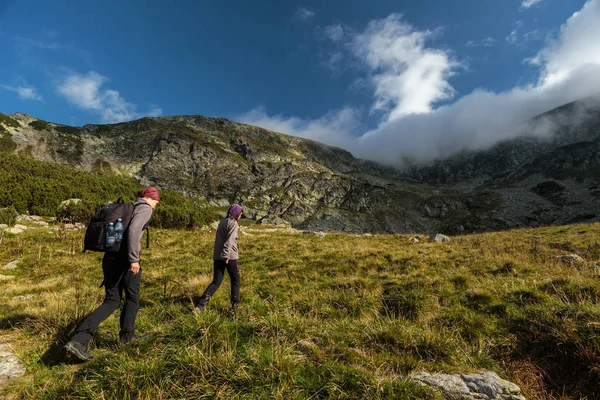 几个背包客在山上的小道上徒步旅行 — 图库照片