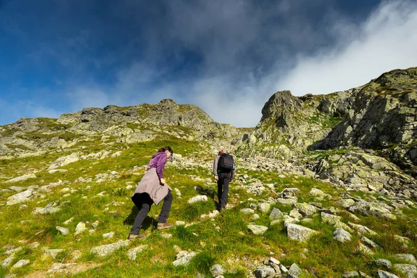 Ένα Ζευγάρι Των Backpackers Πεζοπορία Ένα Μονοπάτι Στο Βουνό — Φωτογραφία Αρχείου