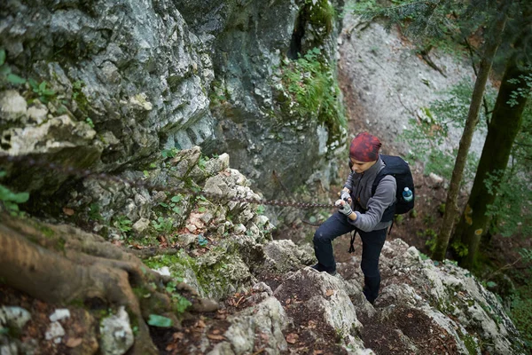 安全鎖山に登る若い男 — ストック写真