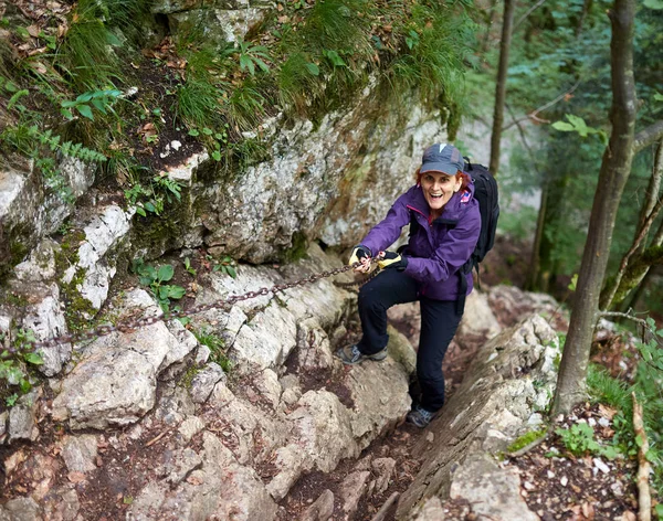 Mujer Escalando Cadenas Seguridad Las Montañas —  Fotos de Stock