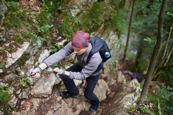 Menschen Urlaub Wandern Auf Rauen Pfaden Den Bergen — Stockfoto