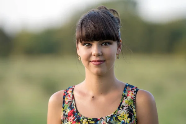 Gros Plan Une Jeune Fille Chemisier Floral Sur Une Prairie — Photo