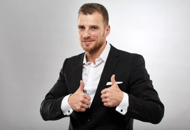 Kafkasyalı işadamı işaret veriyor