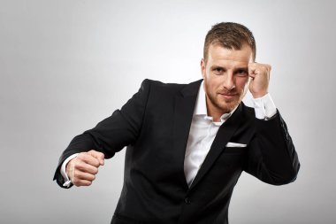 Savaşmaya hazır hırçın işadamı kavramsal görüntü