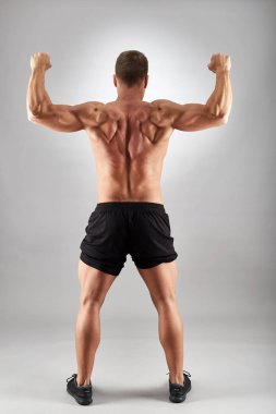 Fitness modeli portre gri arka planda, stüdyo vurdu