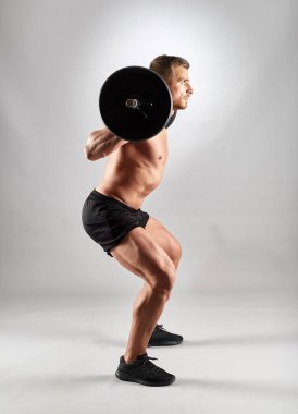 Stüdyo çekim yapan erkek halter geri boyun ile ağız kavgası