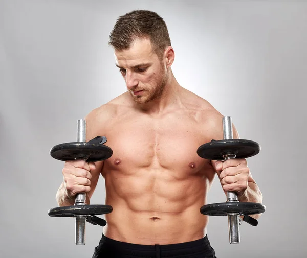 Fitness Model Working Out Weights Gray Background — Stock Photo, Image