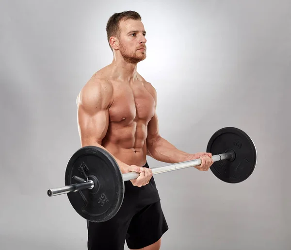 Hombre Haciendo Bíceps Rizo Con Barra Estudio — Foto de Stock