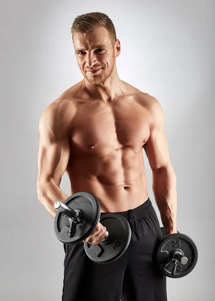 Fitness Modell Trainiert Mit Gewichten Auf Grauem Hintergrund — Stockfoto