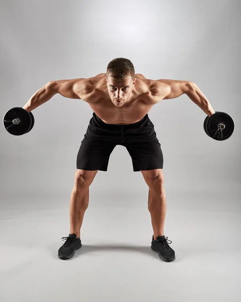 Fitness Model Working Out Weights Gray Background — Stock Photo, Image