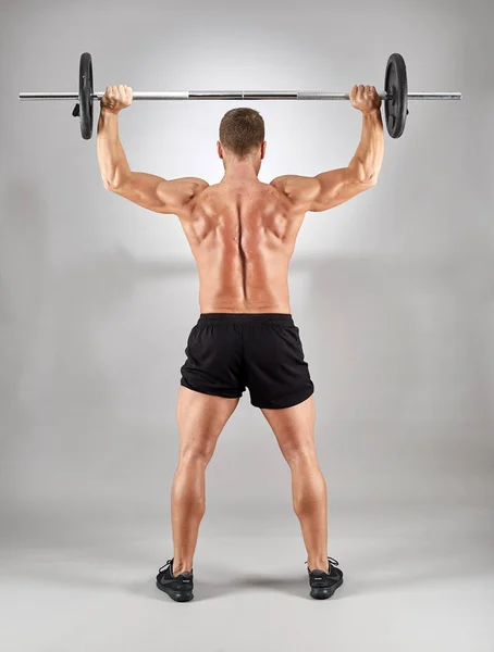 Hombre Haciendo Ejercicio Hombro Con Barra Pesas Sobre Fondo Gris — Foto de Stock