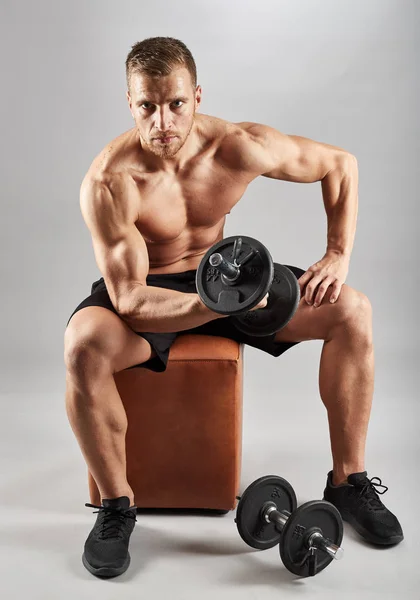 Fitness Model Working Out Weights Gray Background — Stock Photo, Image