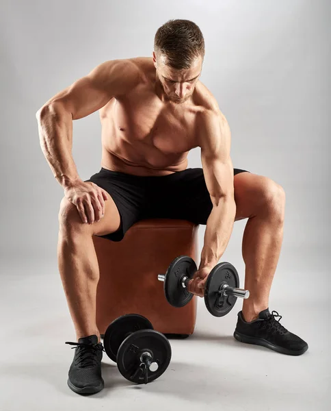 Fitness Model Working Out Weights Gray Background — Stock Photo, Image