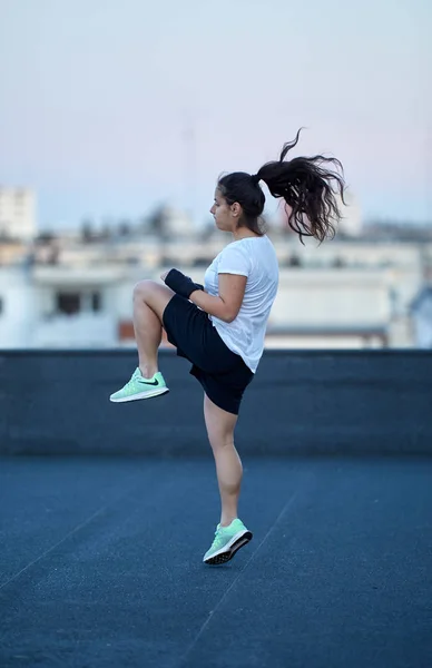 Chica Entrenamiento Combate Aire Libre Entorno Urbano — Foto de Stock