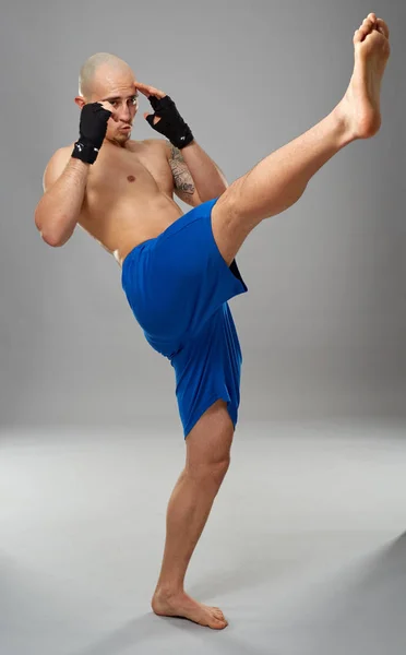 Muay Thai Combattente Formazione Studio Girato Sfondo Grigio — Foto Stock