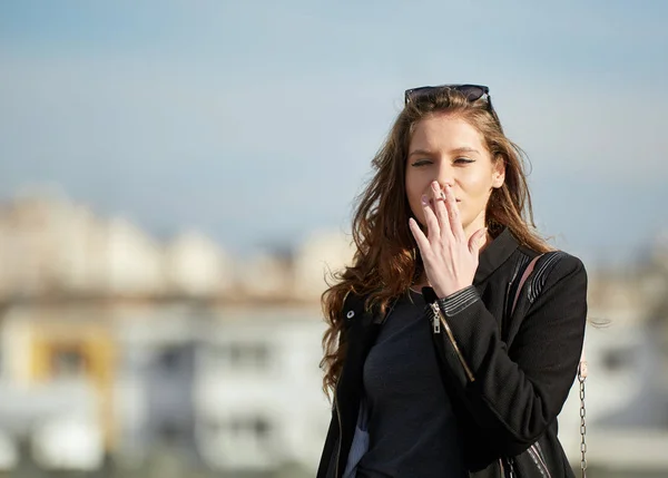 Portrait Une Femme Fumant Une Cigarette Milieu Urbain — Photo