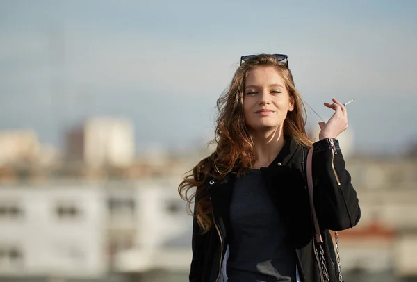 Retrato Una Mujer Fumando Cigarrillo Ambiente Urbano — Foto de Stock