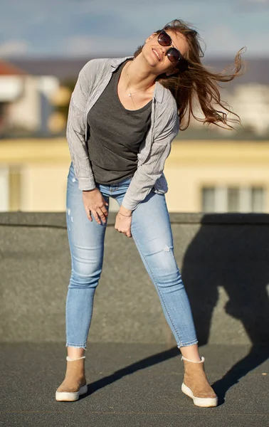 Retrato Dof Poco Profundo Una Hermosa Mujer Entorno Urbano — Foto de Stock