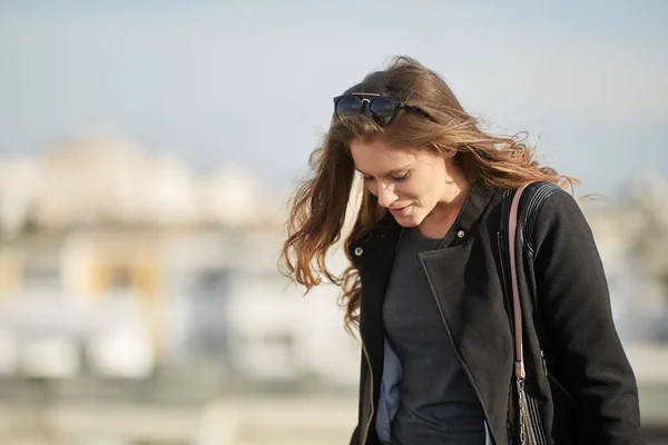 Ondiep Dof Portret Van Een Mooie Vrouw Stedelijk Milieu — Stockfoto