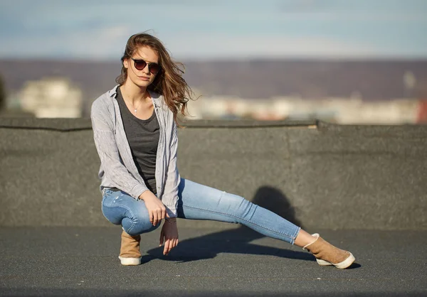 Dof Ritratto Superficiale Una Bella Donna Ambiente Urbano — Foto Stock