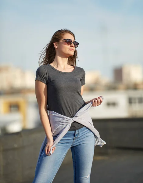 Dof Ritratto Superficiale Una Bella Donna Ambiente Urbano — Foto Stock