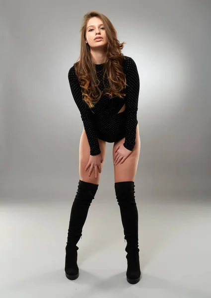 Glamour Model Schwarzer Kleidung Posiert Auf Grauem Studiohintergrund — Stockfoto