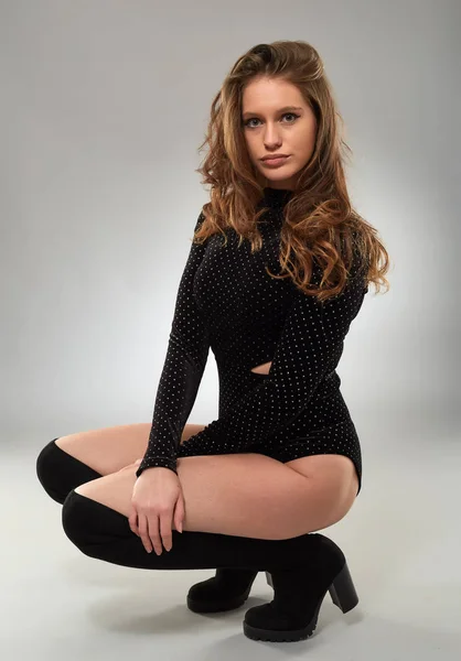 Glamour Model Schwarzer Kleidung Posiert Auf Grauem Studiohintergrund — Stockfoto