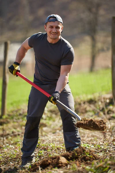 Homem Agricultor Plantando Nogueira Seu Pomar Durante Dia — Fotografia de Stock