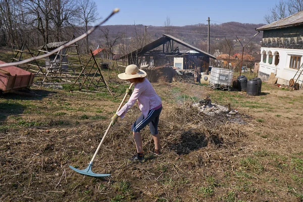 Žena Farmář Jarní Úklid Spálení Větví Padlých Listů Dvorku — Stock fotografie