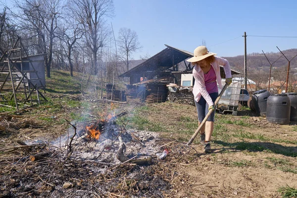 Vrouw Landbouwer Lente Reiniging Brandende Gesneden Takken Gevallen Bladeren Achtertuin — Stockfoto