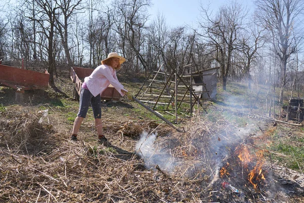 Mujer Agricultora Limpieza Primavera Ramas Cortadas Llamas Hojas Caídas Patio — Foto de Stock