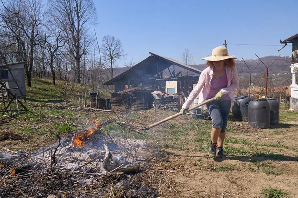 Vrouw Landbouwer Lente Reiniging Brandende Gesneden Takken Gevallen Bladeren Achtertuin — Stockfoto