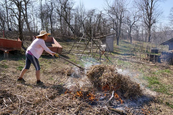 Mulher Agricultor Primavera Limpeza Queima Cortar Ramos Folhas Caídas Quintal — Fotografia de Stock