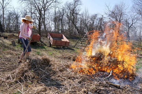 Kobieta Rolnik Wiosna Sprzątanie Spalanie Cięte Gałęzie Upadłych Liści Podwórku — Zdjęcie stockowe