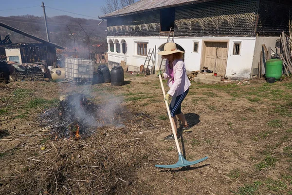 Kadın Çiftçi Bahar Temizliği Yanan Dalları Yanma Arka Bahçede Yaprakları — Stok fotoğraf