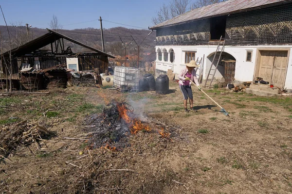 Woman Farmer Spring Cleaning Burning Cut Branches Fallen Leaves Backyard — Stock Photo, Image