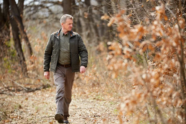 Ranger Forestier Marchant Dans Son Domaine Jour — Photo