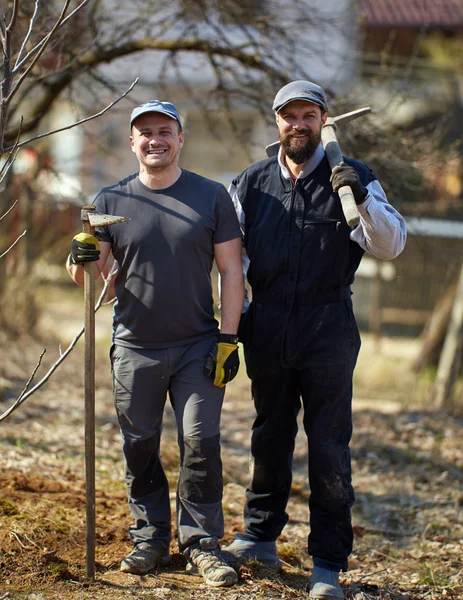 Agricultores Com Ferramentas Para Plantar Árvores Jardim Durante Dia — Fotografia de Stock