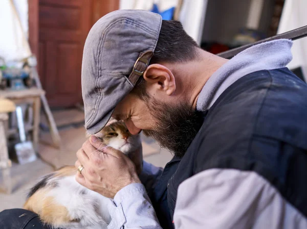 Bebaarde Boer Spelen Met Zijn Kat Buitenshuis Close Geschoten — Stockfoto